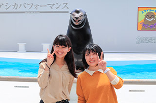 笑うアシカと記念写真