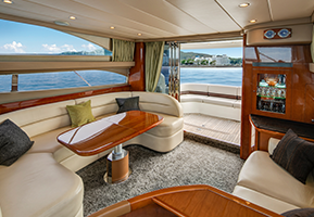 船内・リビング